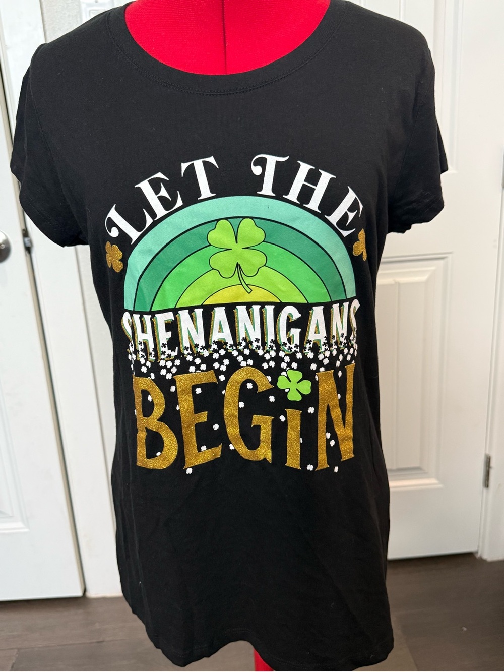Wound Up Black Graphic Tee with Green Rainbow & Gold Glitter Text size Misses XL